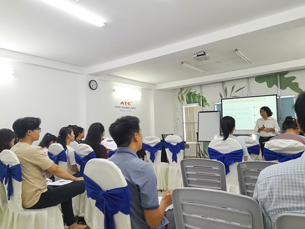 hoc-vien-cham-chu-lang-nghe-tai-atc-iep